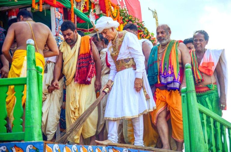 କାହିଁକି ରଥଯାତ୍ରା ଦିନ ସୁନାର ଝାଡୁରେ ଛେରାପହଁରା କରାଯାଏ? ଜାଣନ୍ତୁ କାରଣ
