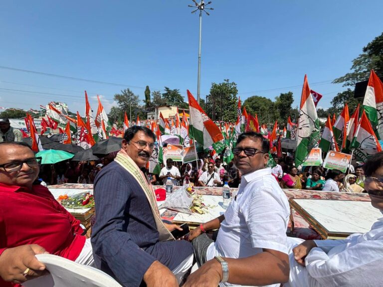 ଦୁଇ ଗୁଜୁରାଟି ବିକୁଛନ୍ତି, ଦୁଇ ଗୁଜୁରାଟି କିଣୁଛନ୍ତି